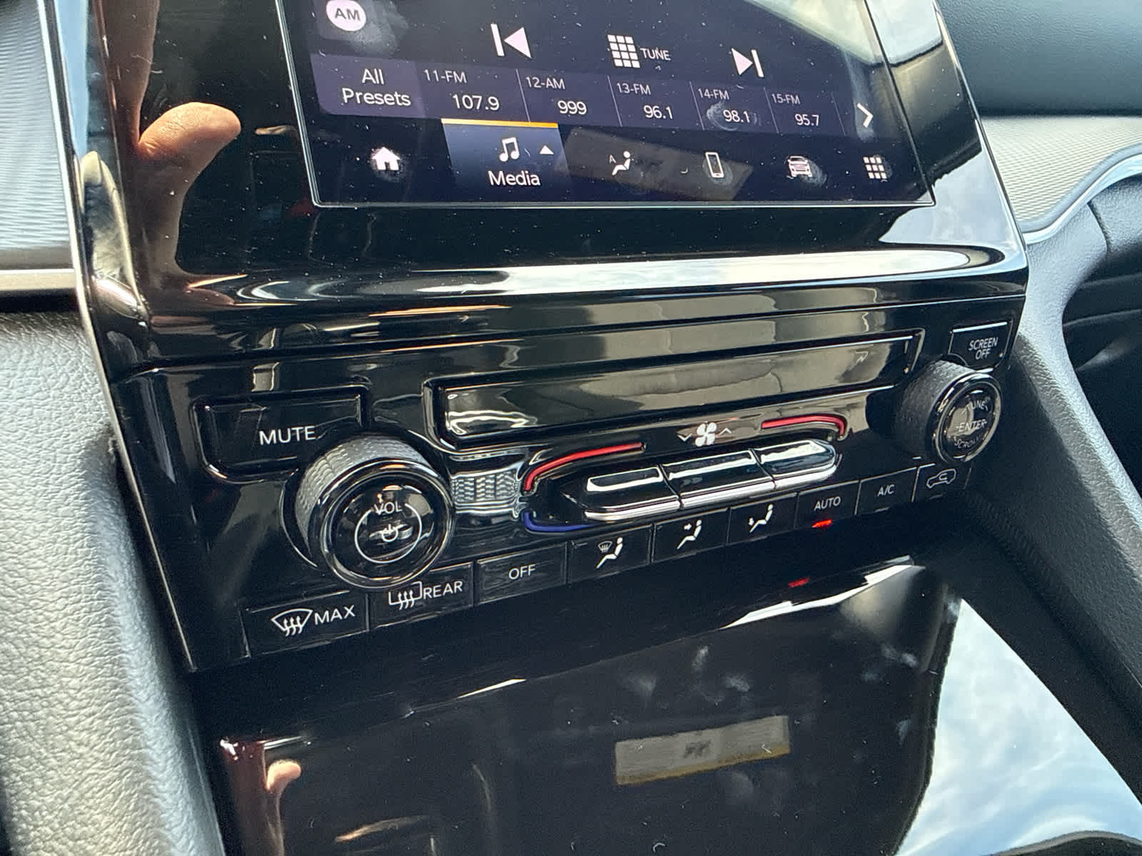 2025 Jeep Grand Cherokee Laredo 4x4