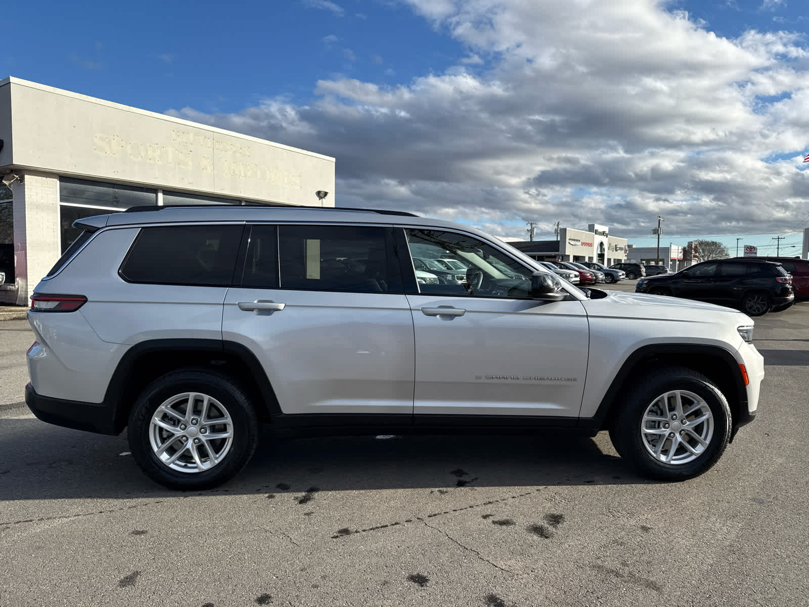 2023 Jeep Grand Cherokee L Laredo 4x4