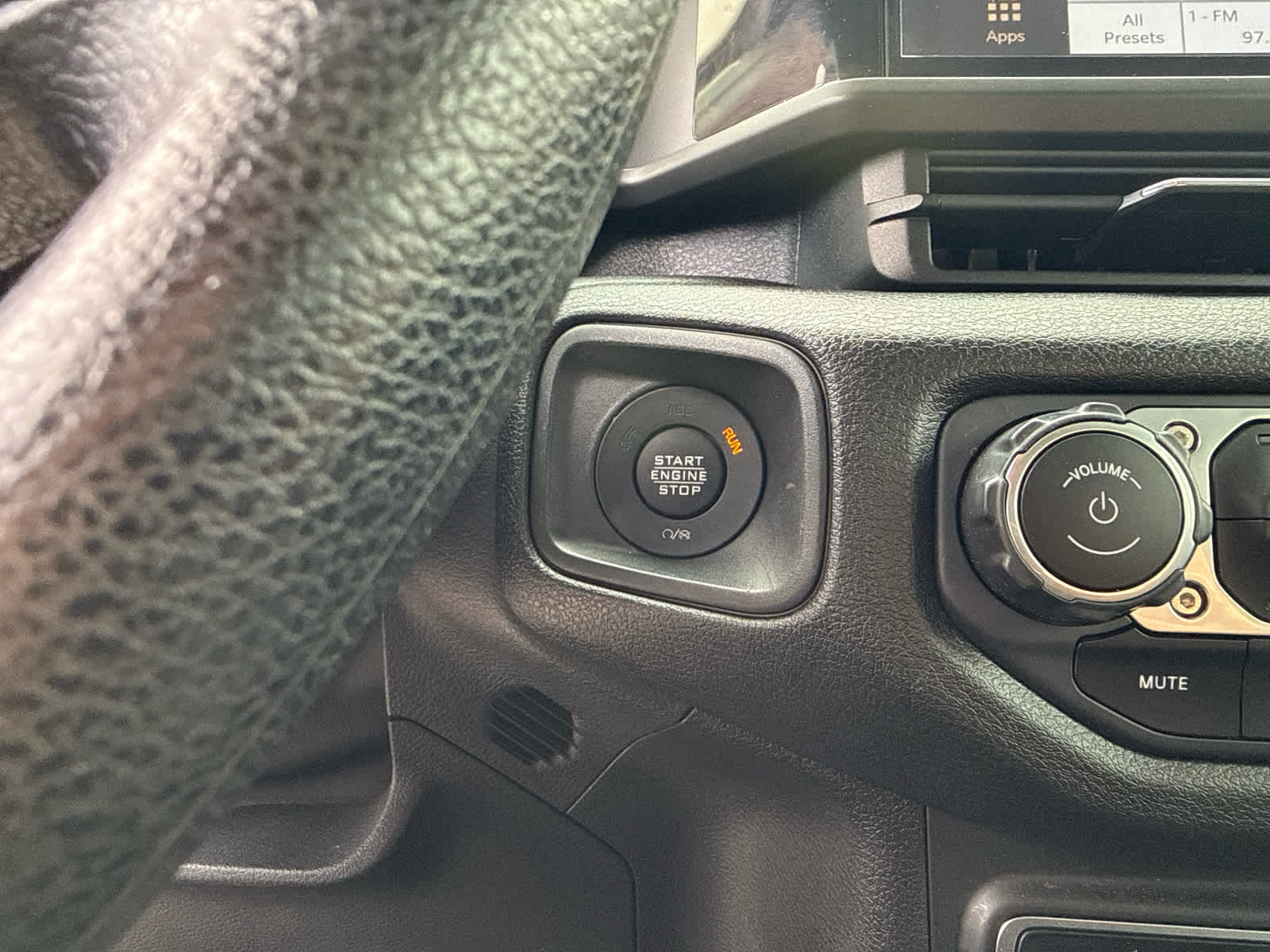 2024 Jeep Gladiator Sport