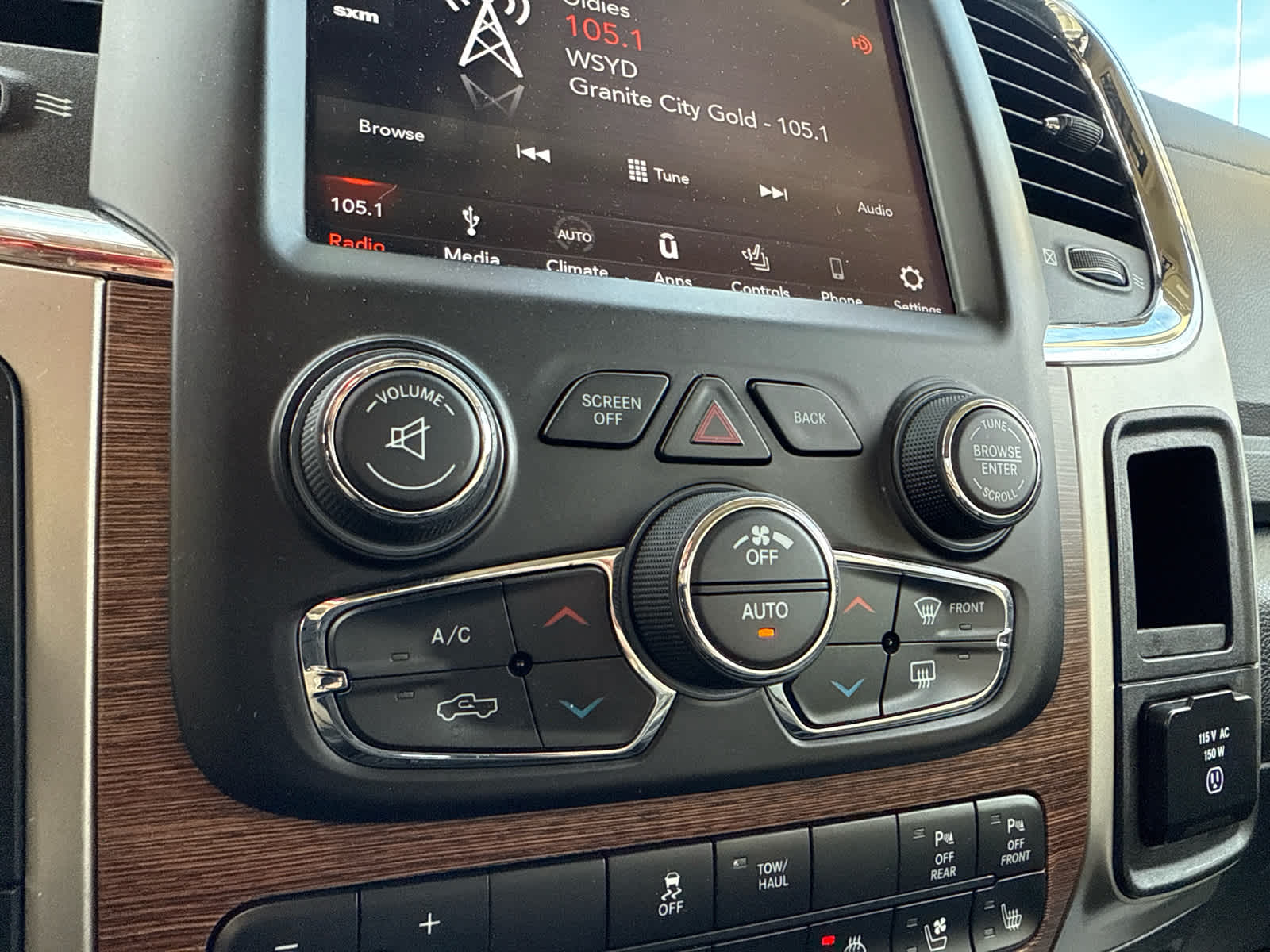 2018 RAM 1500 Laramie Crew Cab 4x4 6'4' Box