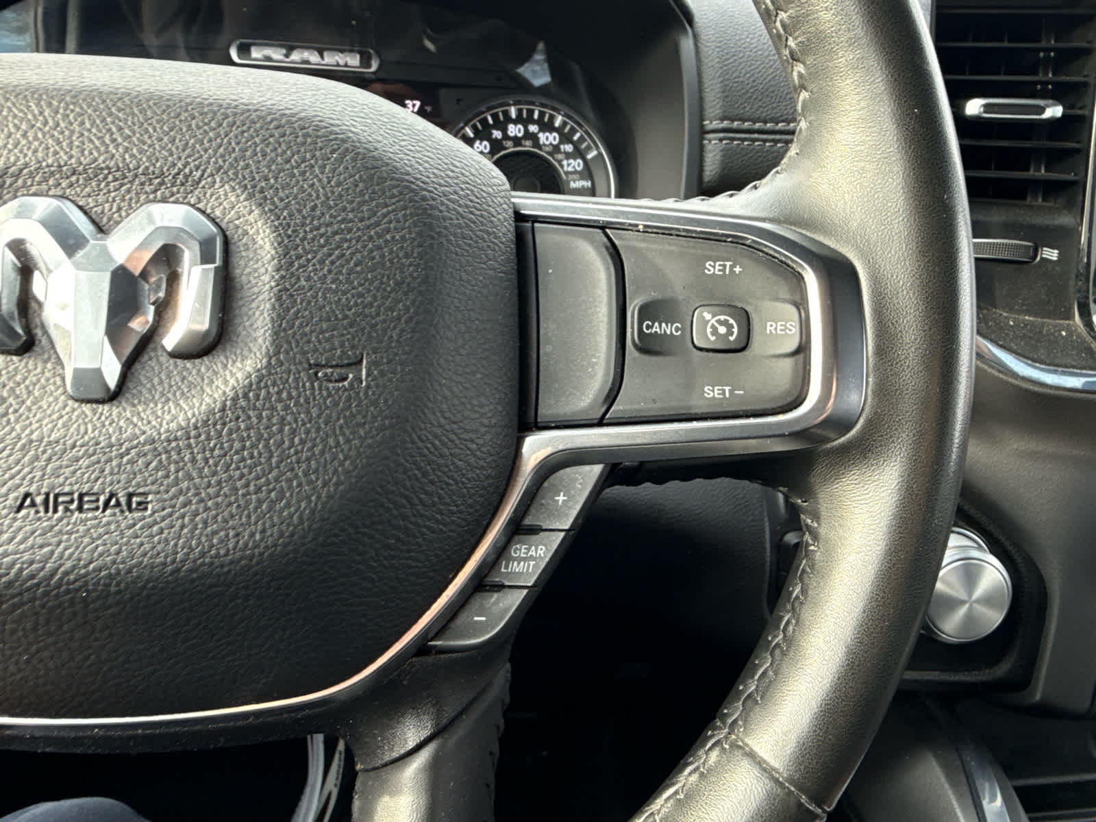 2024 RAM 1500 Laramie Crew Cab 4x4 5'7' Box