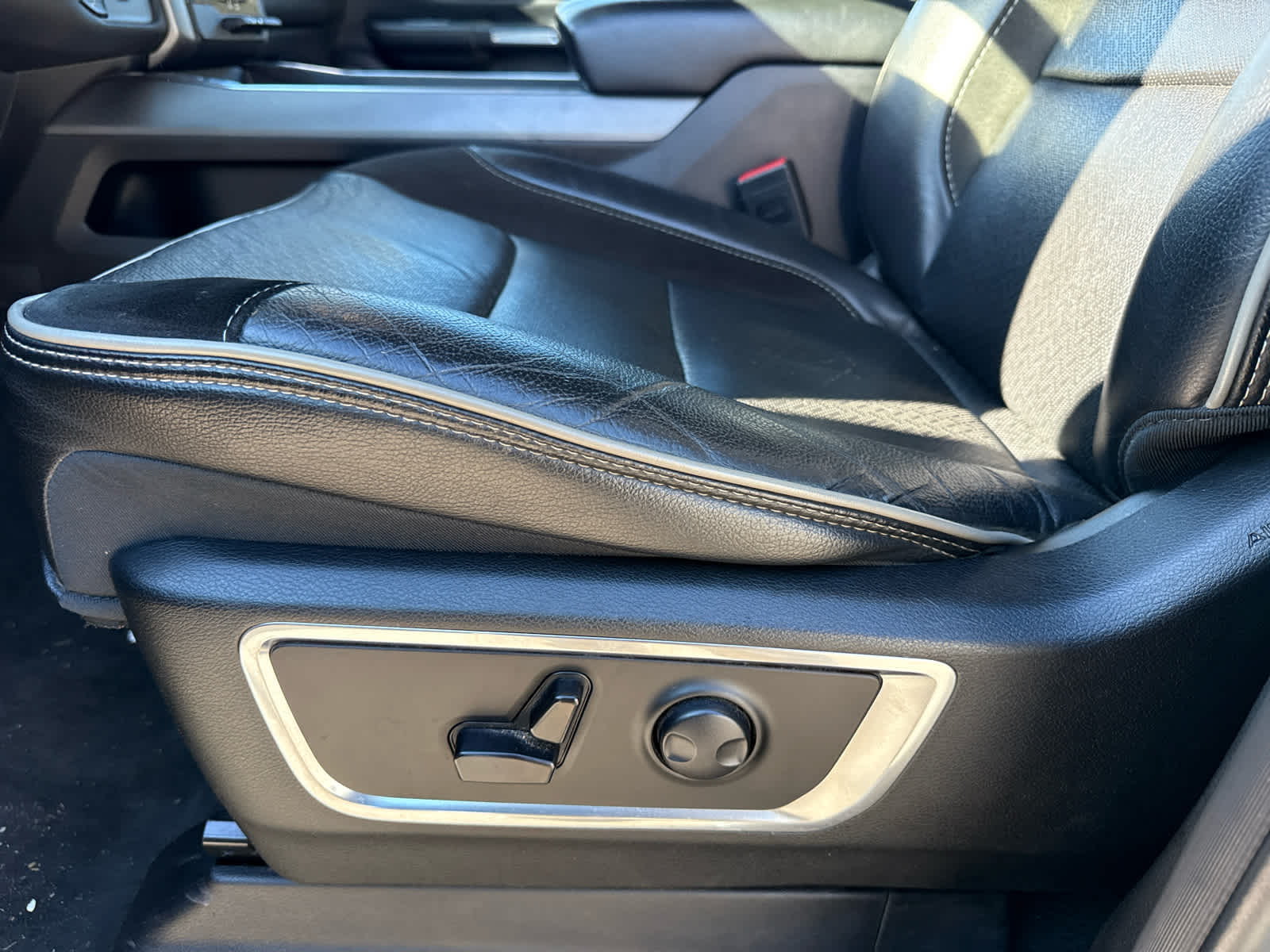 2024 RAM 1500 Laramie Crew Cab 4x4 5'7' Box