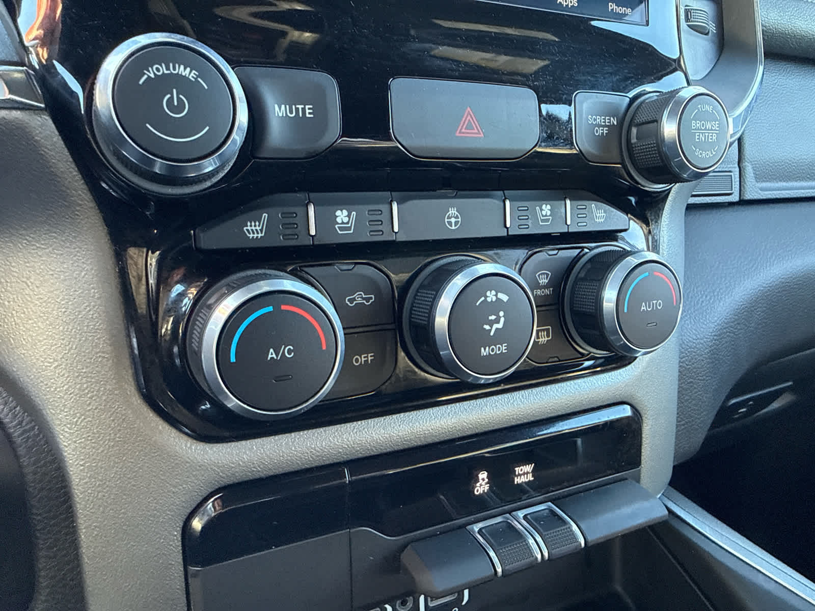 2024 RAM 1500 Laramie Crew Cab 4x4 5'7' Box