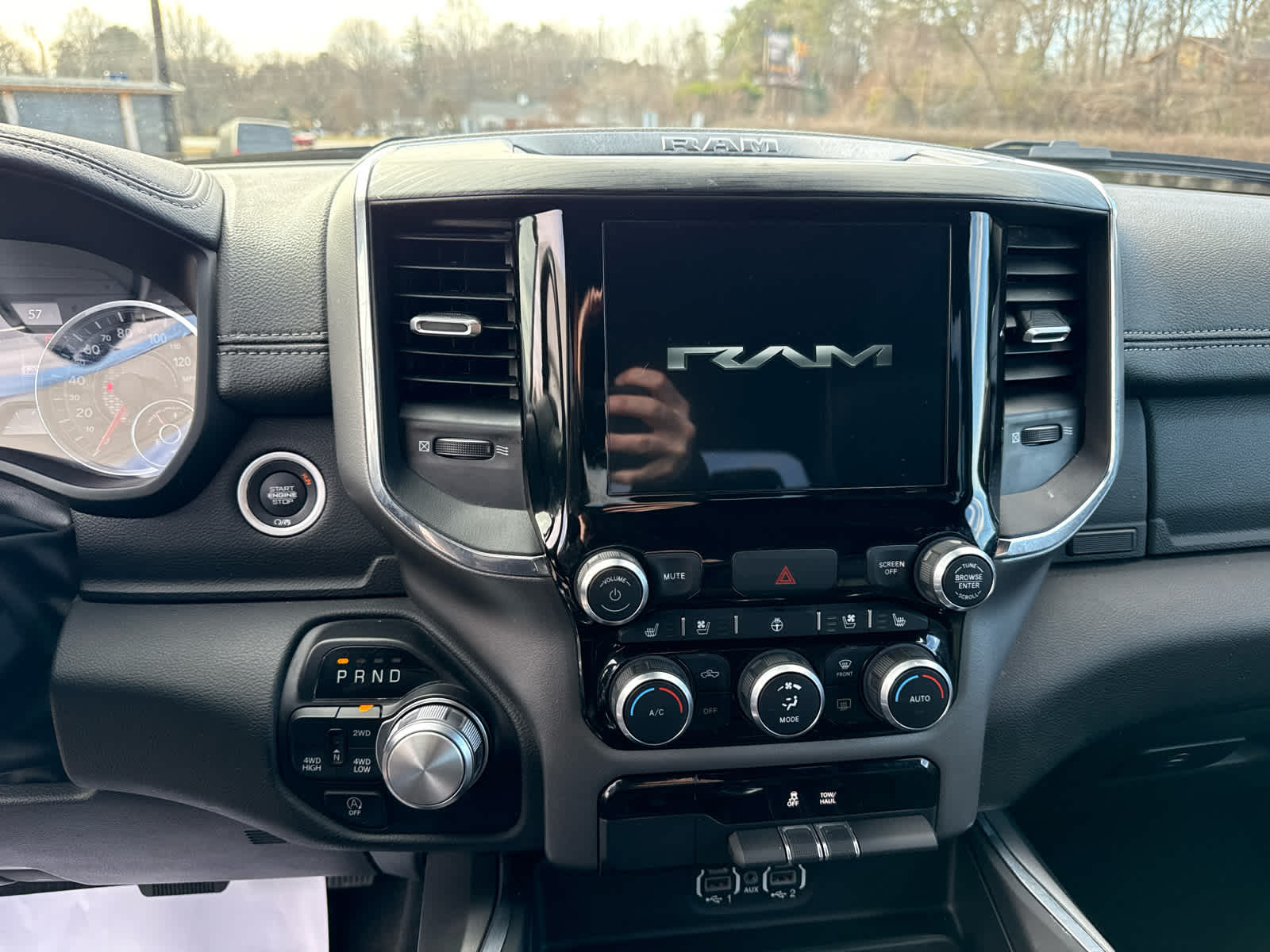 2024 RAM 1500 Laramie Crew Cab 4x4 5'7' Box