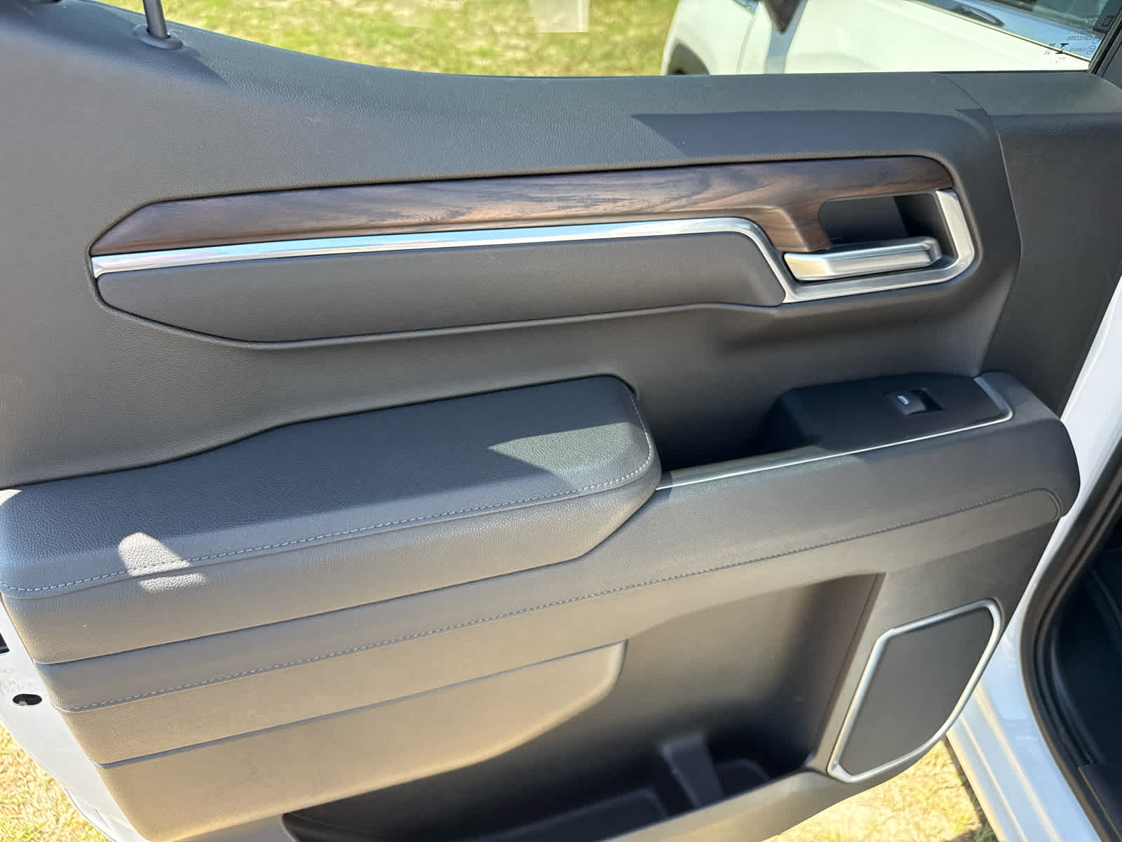 2025 GMC Sierra 1500 2WD Crew Cab Short Box SLT