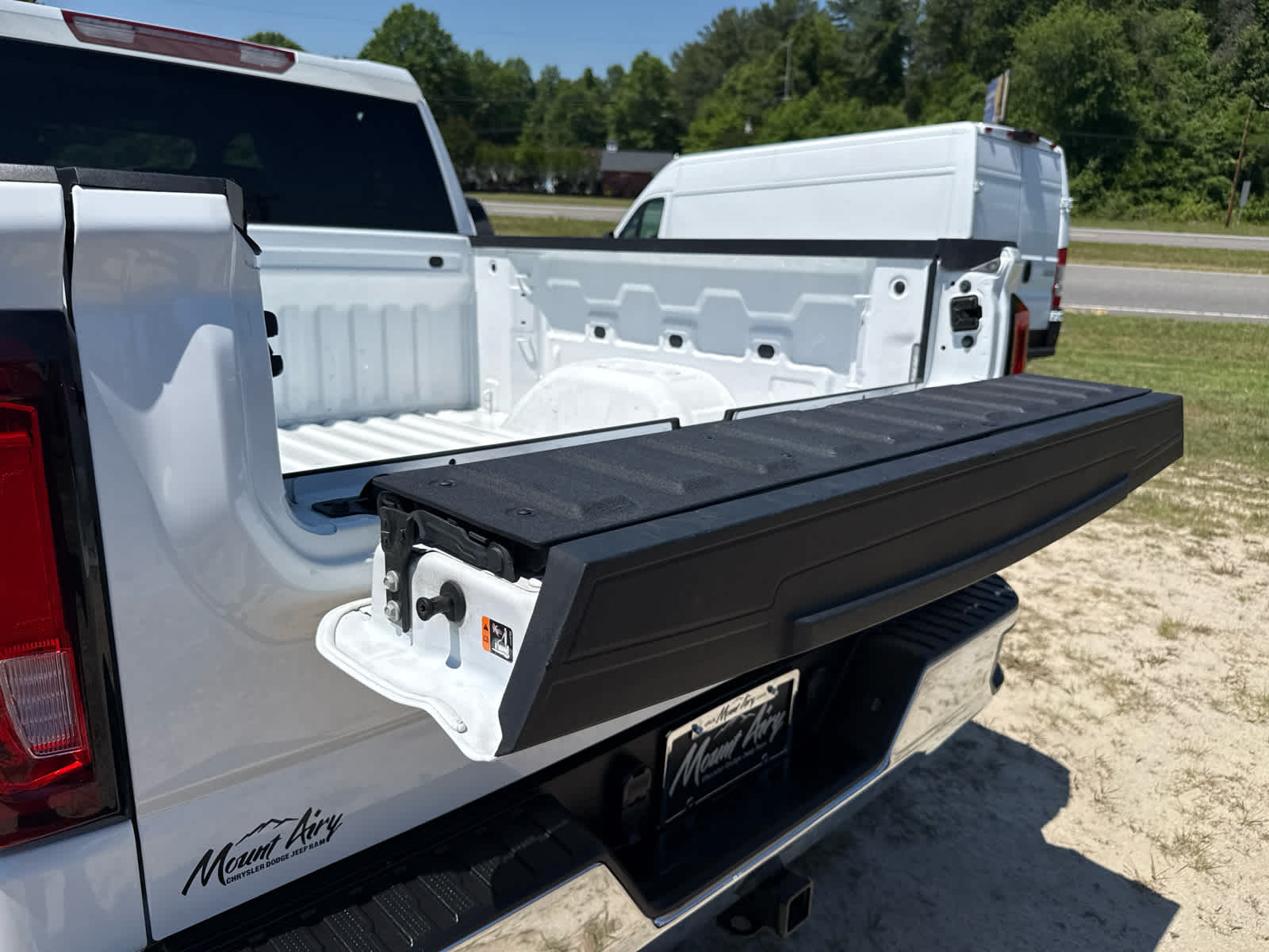 2025 GMC Sierra 1500 2WD Crew Cab Short Box SLT
