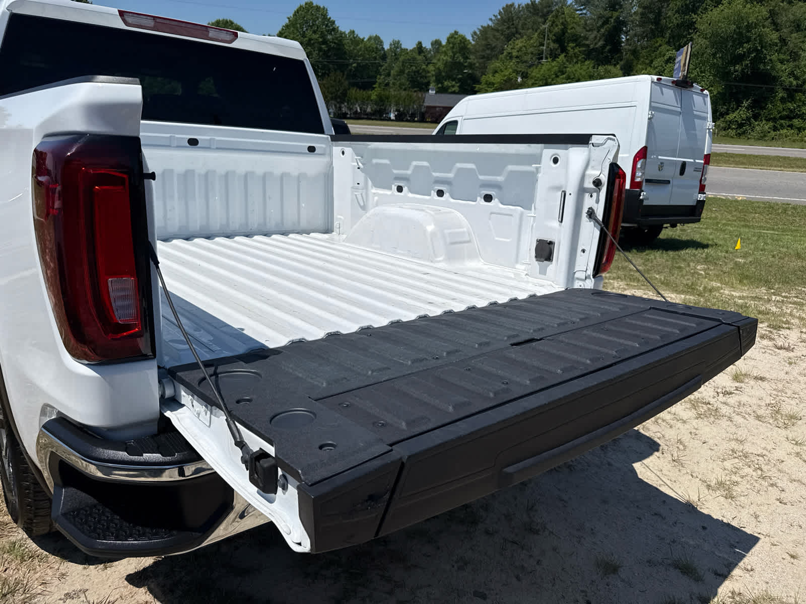 2025 GMC Sierra 1500 2WD Crew Cab Short Box SLT