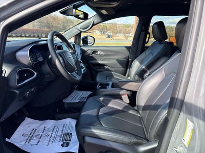 2025 Chrysler Pacifica Select
