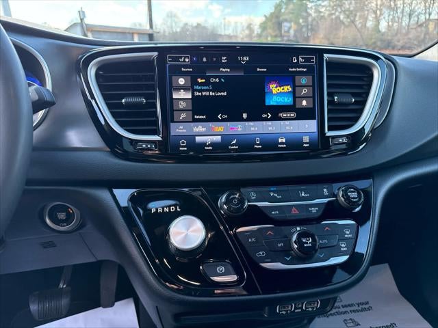 2025 Chrysler Pacifica Select