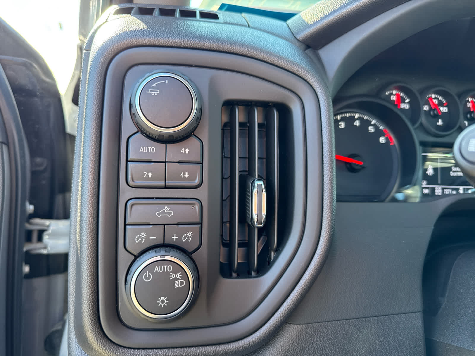 2025 Chevrolet Silverado 1500 4WD Crew Cab Short Bed Custom Trail Boss