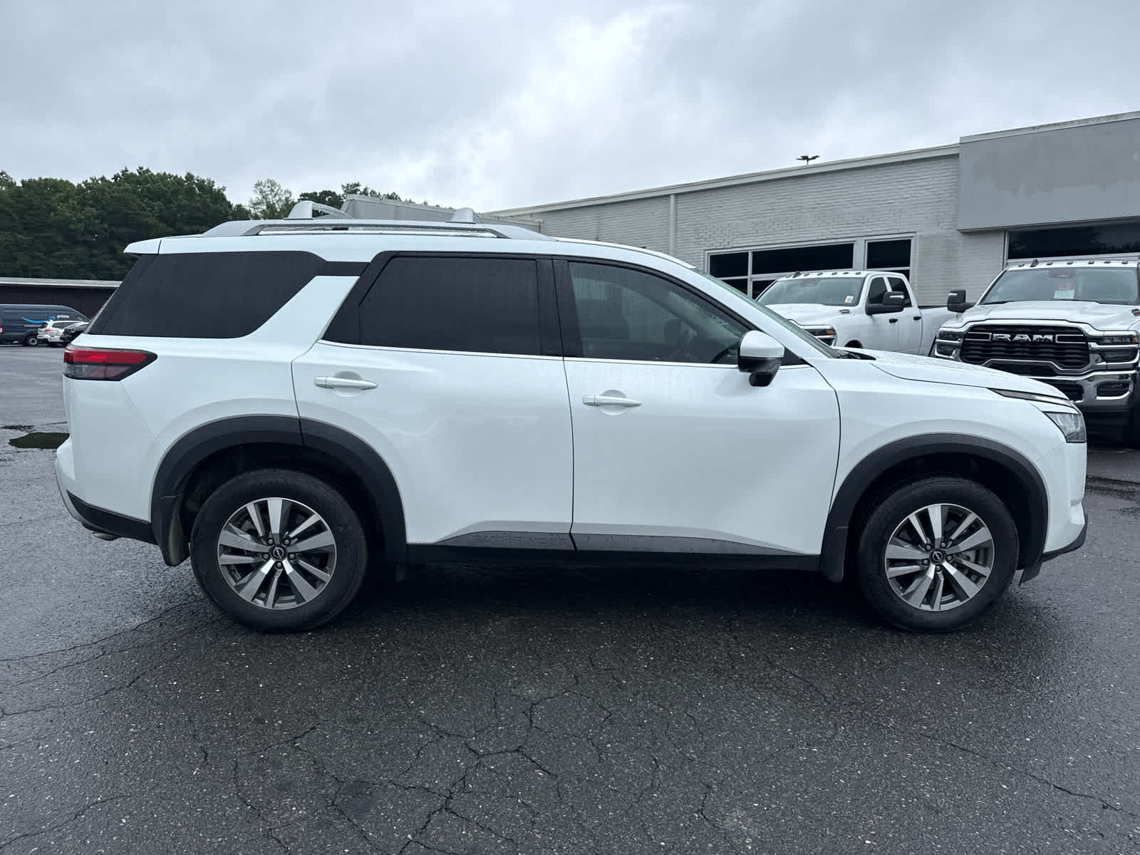 2025 Nissan Pathfinder SL FWD