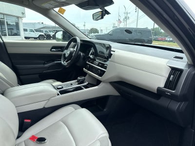 2023 Nissan Pathfinder SL 4WD
