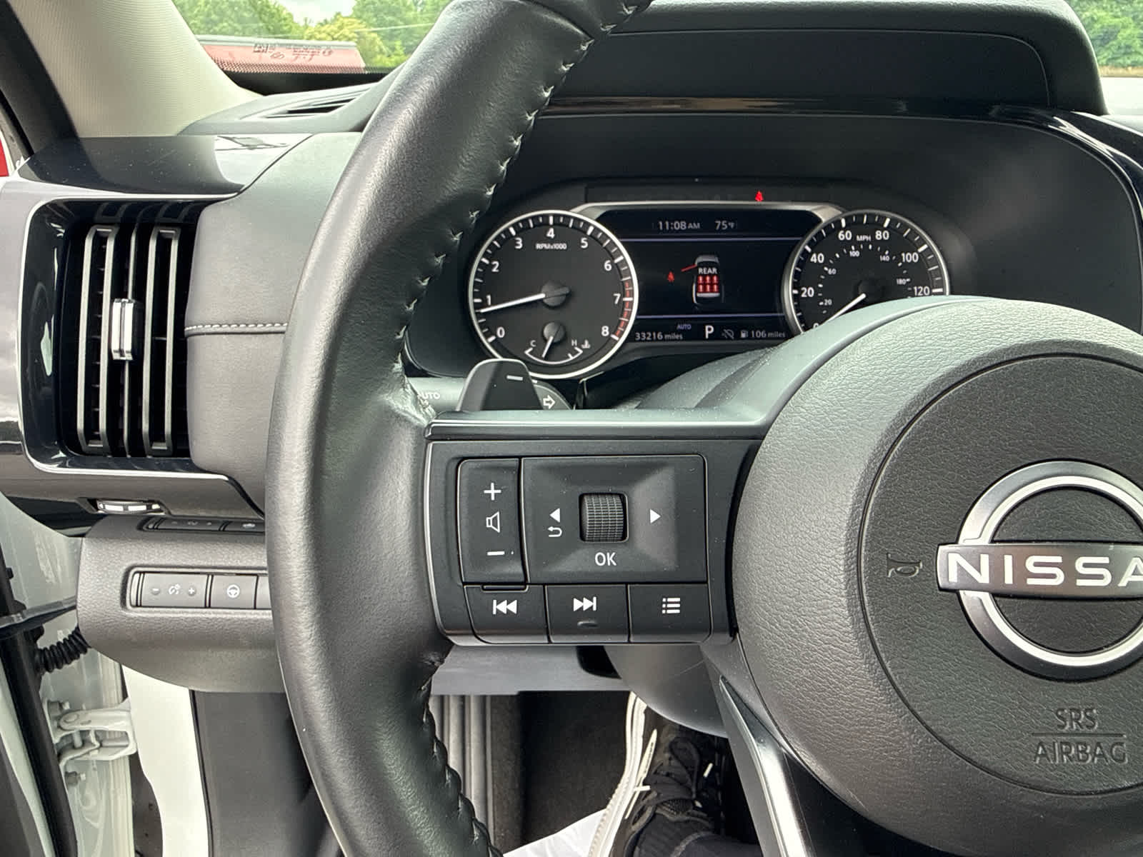 2025 Nissan Pathfinder SV