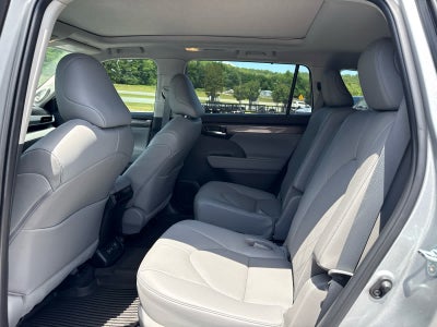 2023 Toyota Highlander Hybrid Platinum