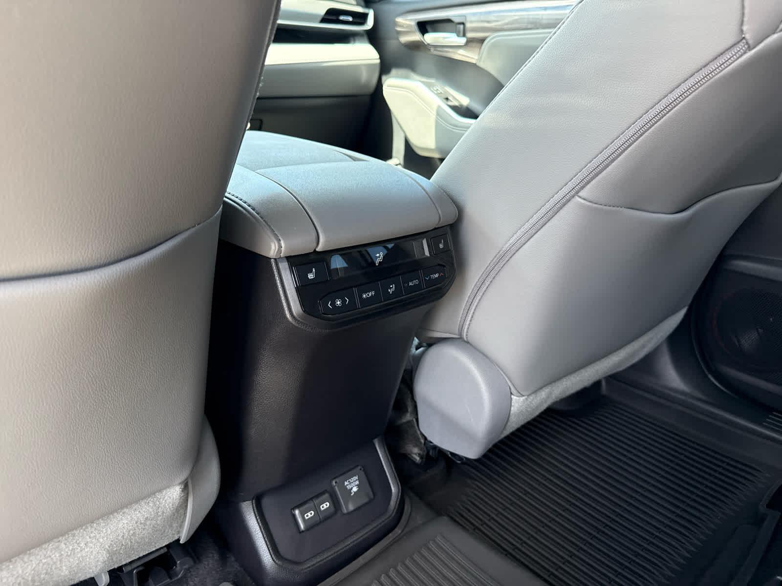 2023 Toyota Highlander Hybrid Platinum