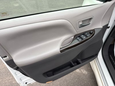 2018 Toyota Sienna XLE Auto Access Seat