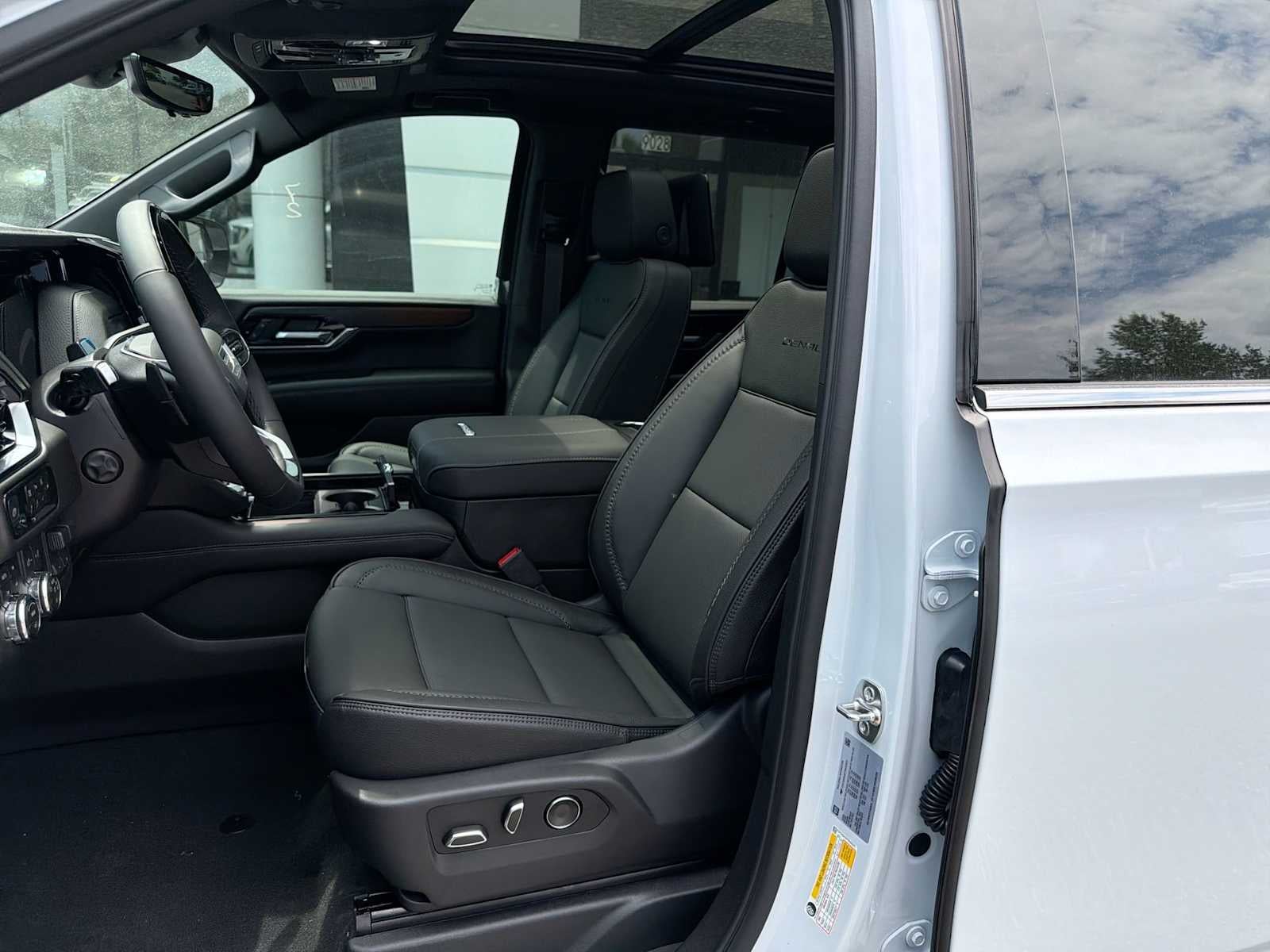 2026 GMC Yukon Denali - Photo 20