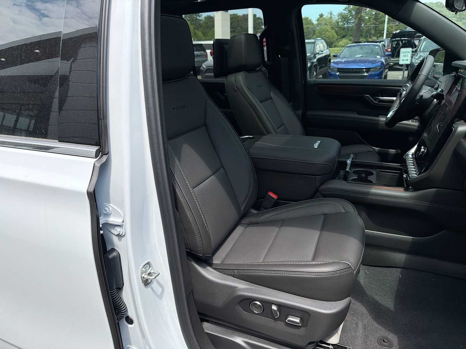 2026 GMC Yukon Denali - Photo 29